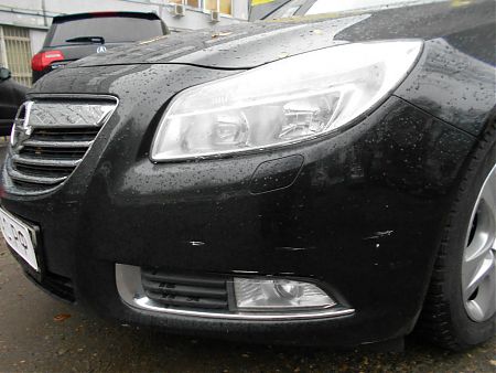 Повреждения на переднем бампере Opel Insignia